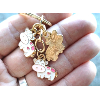 Sleutelhanger met 3 bedels | Goudkleurig, roze | koe