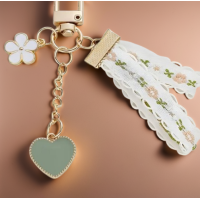 Sleutelhanger  | goudkleurig met lint, hart en bloem