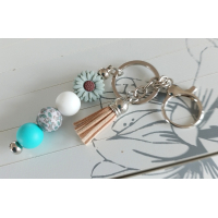 Sleutelhanger met kralen en kwastje | wit, aqua | bloem