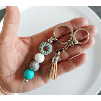 Sleutelhanger met kralen en kwastje | wit, aqua | bloem