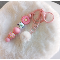 Sleutelhanger met kralen en fluffy bolletje | roze | bloem