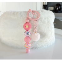 Sleutelhanger met kralen en fluffy bolletje | roze | bloem