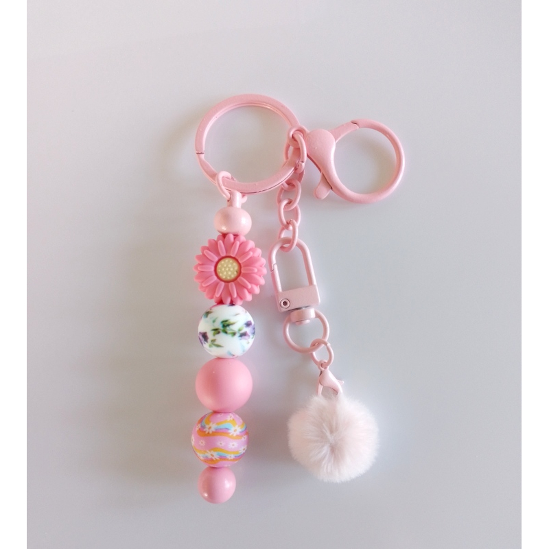 Sleutelhanger met kralen en fluffy bolletje | roze | bloem