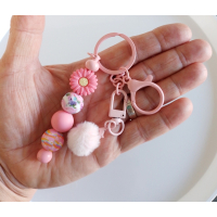 Sleutelhanger met kralen en fluffy bolletje | roze | bloem