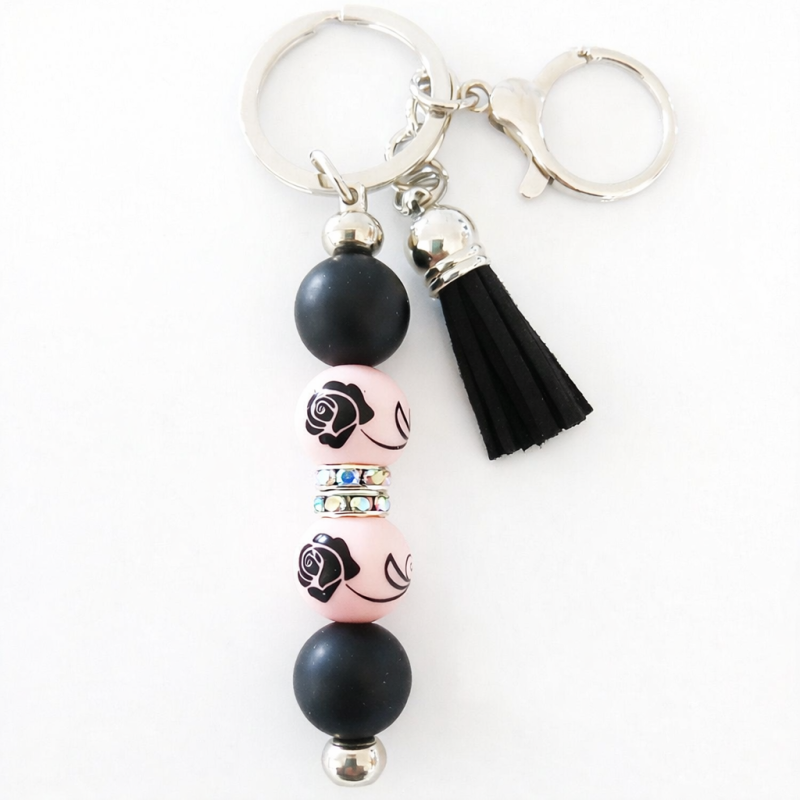 Sleutelhanger met kralen en kwastje | zwart, roze | roos