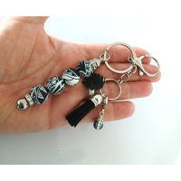 Sleutelhanger | zwart, wit | 3 bedels| kwastje | tribal